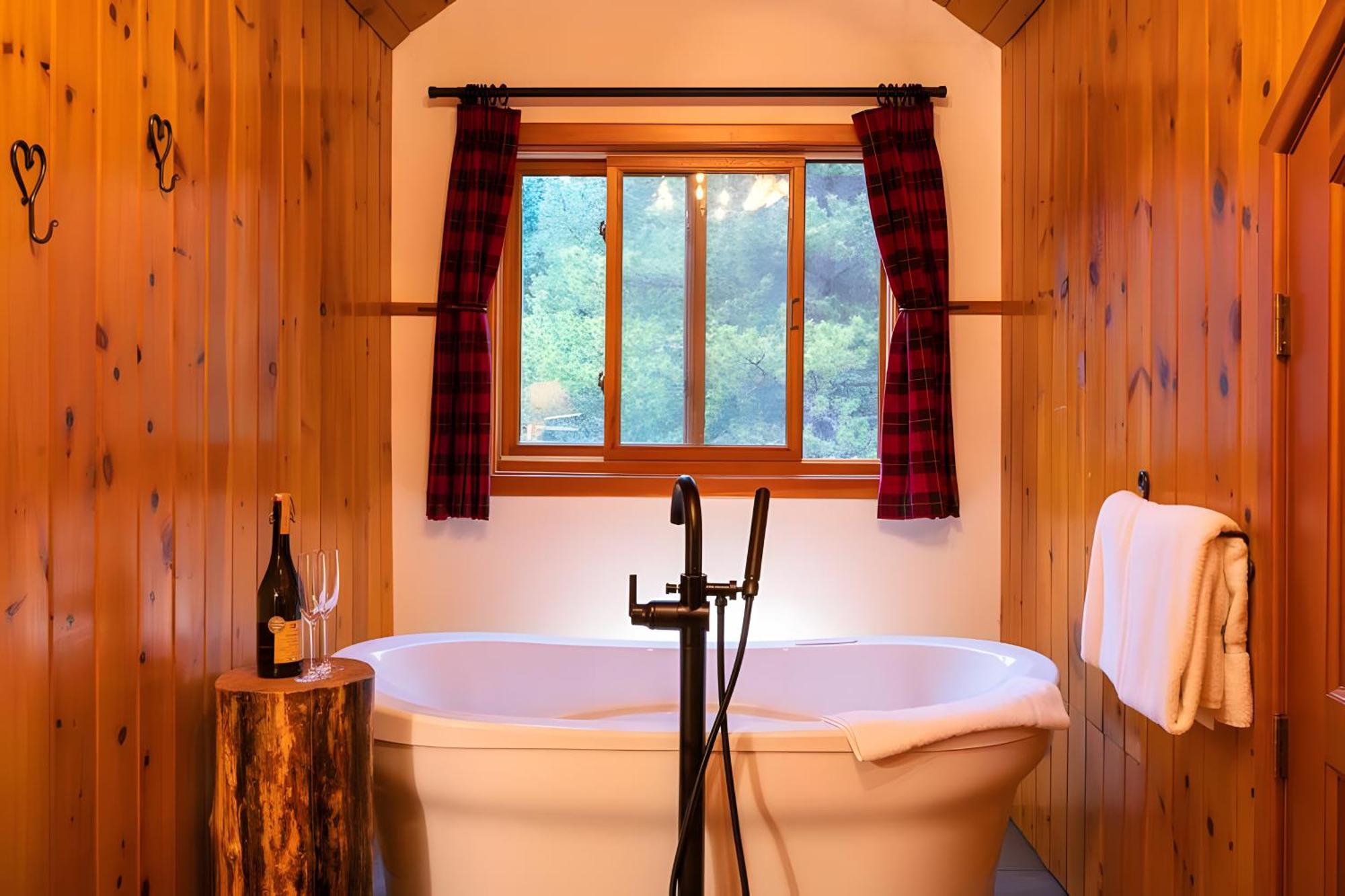 Baker Creek By Basecamp Hotell Lake Louise Exteriör bild