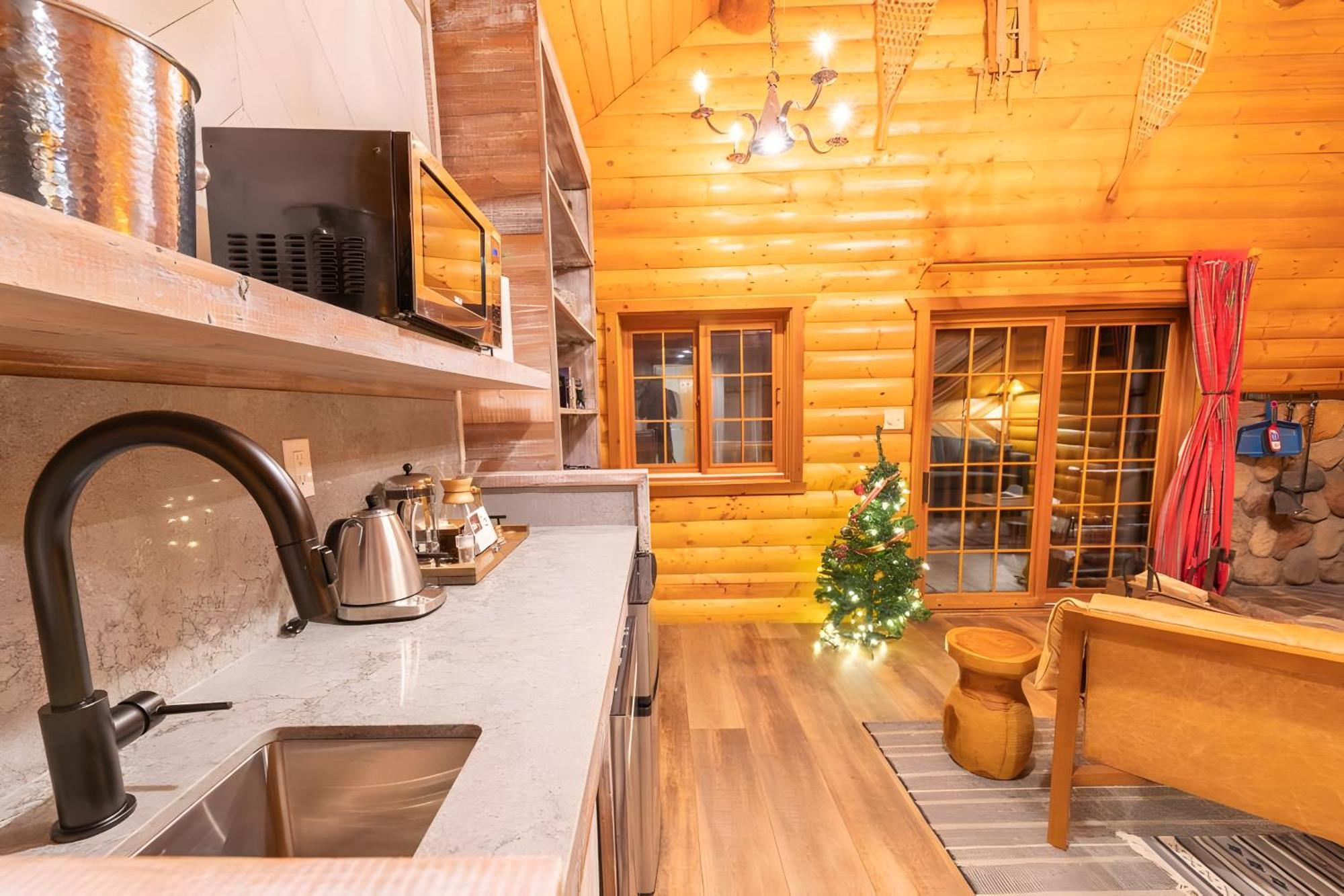 Baker Creek By Basecamp Hotell Lake Louise Exteriör bild
