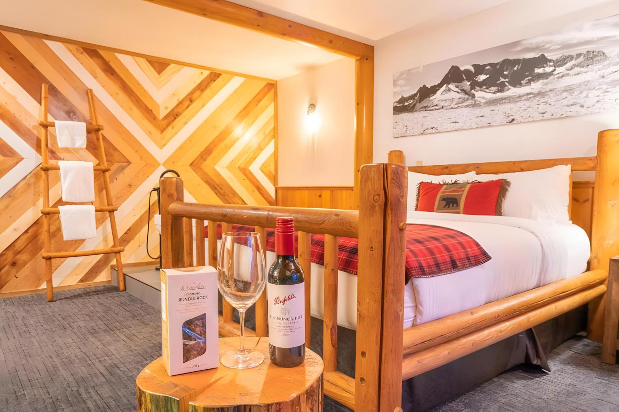 Baker Creek By Basecamp Hotell Lake Louise Exteriör bild