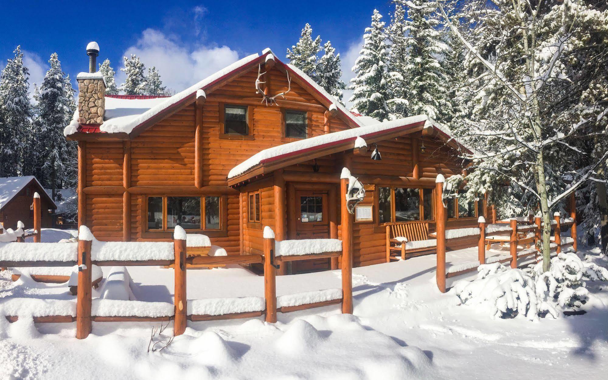 Baker Creek By Basecamp Hotell Lake Louise Exteriör bild